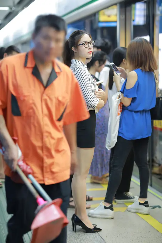 [魔镜街拍] 020 制服包臀裙小姐姐1 户外 - 魔镜街拍